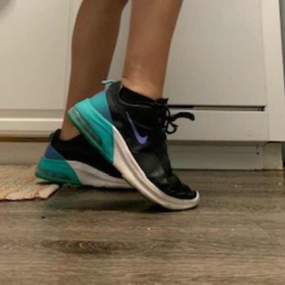 Nike Air Running Shoes - Picture 2 of 2